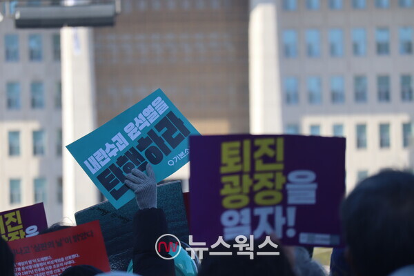 지난 7일 시민들이 국회 앞에서 윤 대통령의 퇴진을 요구하는 집회를 벌이고 있다. (사진=박성민 기자)