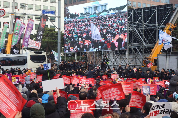윤석열 대통령의 첫 탄핵안 표결이 진행된 지난 7일 국회 앞에 시민들이 모여 집회를 하고 있다. (사진=박성민 기자)