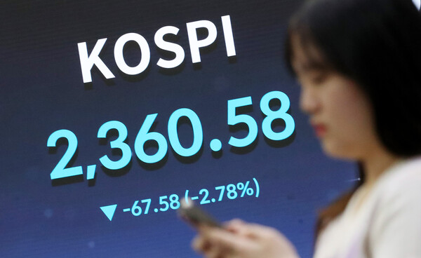 윤석열 대통령에 대한 국회의 탄핵소추안 표결이 불발된 이후 첫 거래일인 9일 오후 서울 영등포구 여의도 한국거래소 전광판에 증시 종가가 표시되고 있다. (사진=뉴스1)