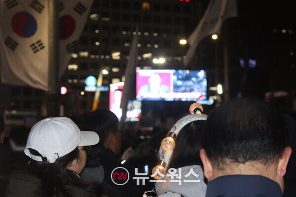 지난 7일 윤석열 대통령의 퇴진을 촉구하는 시민들이 윤 대통령 탄핵소추안 표결 결과를 기다리고 있다. (사진=박성민 기자)