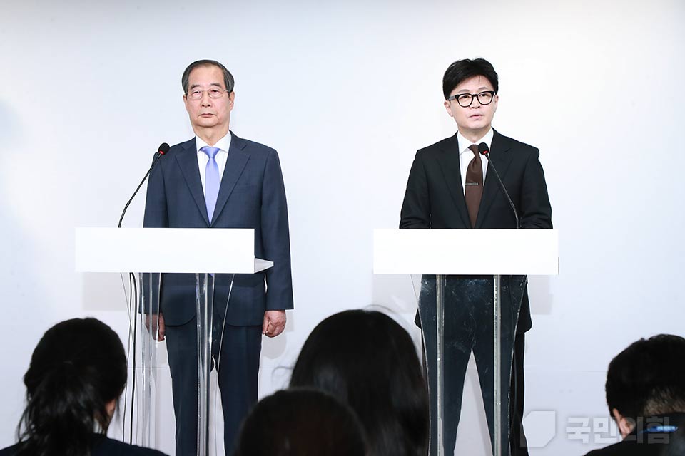 한동훈(오른쪽) 국민의힘 대표와 한덕수 국무총리가 전날 서울 여의도 국민의힘 중앙당사에서 대국민 공동 담화를 하고 있다. (사진제공=국민의힘)