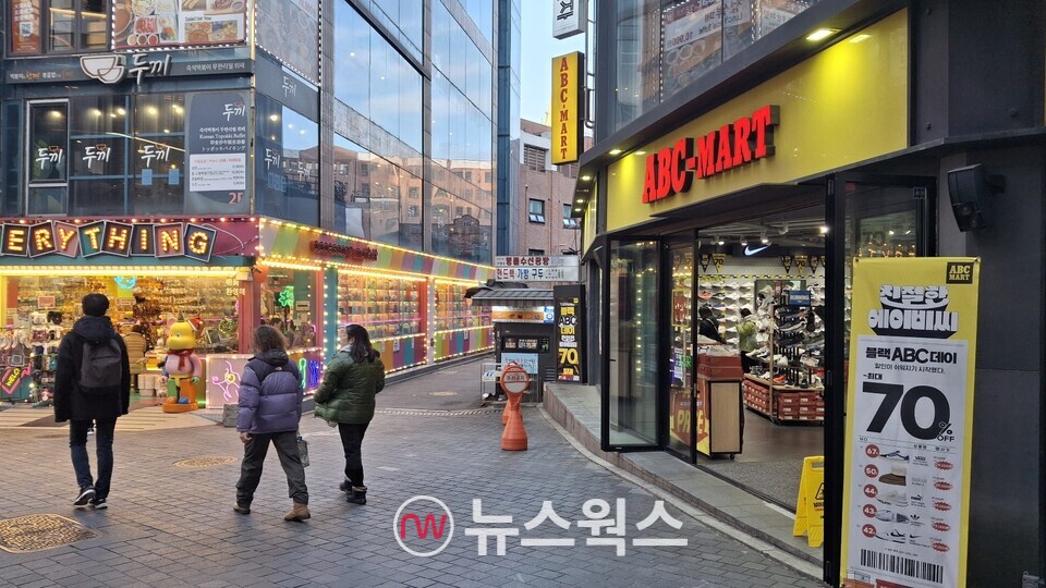 지난 3일 윤석열 대통령의 비상계엄령 선포 이후 정국 불안이 이어지는 가운데, 9일 오후 외국인 관광객들의 대표 여행 명소인 명동 거리가 한산하다. (사진=강석호 기자)