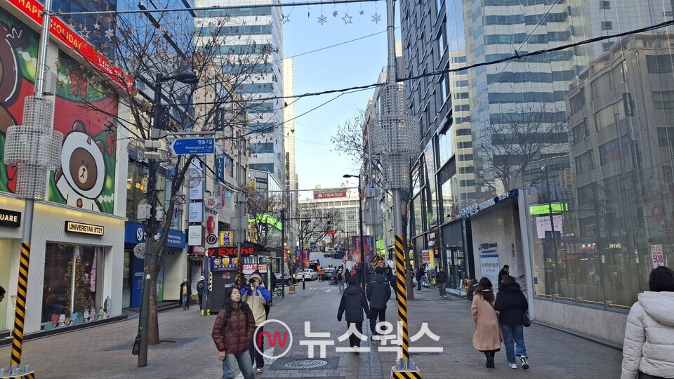 평소 인산인해를 이뤘던 명동 중심 거리에 정적이 감돌고 있다. (사진=강석호 기자)