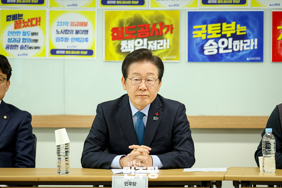 이재명 민주당 대표가 9일 서울 철도회관에서 열린 '철도파업 현장 간담회'에 참석해 좌중을 둘러보고 있다. (사진제공=민주당)