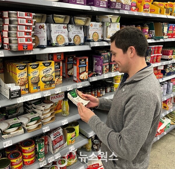 미국 월마트에서 방문 고객이 CJ제일제당의 '비비고 코리안 바비큐 볶음밥'을 살펴보고 있다. (사진제공=CJ제일제당)