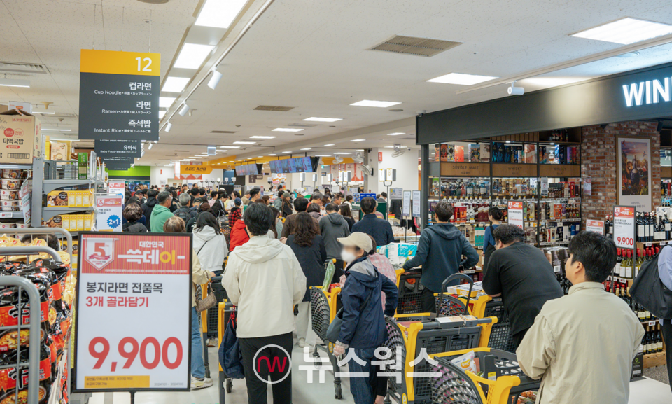 이마트를 찾은 고객들이 쇼핑을 하고 있는 모습. (사진제공=이마트)
