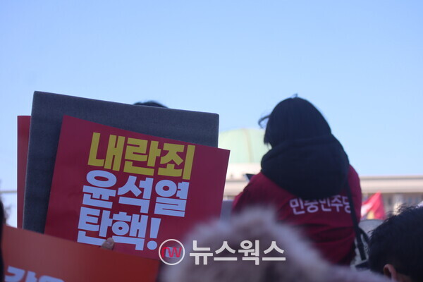 지난 7일 시민들이 국회 앞에서 윤 대통령의 퇴진을 요구하는 집회를 벌이고 있다. (사진=박성민 기자)