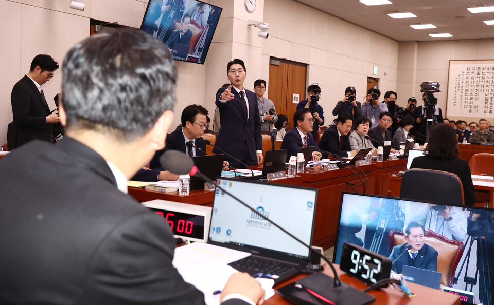 정청래 법사위원장이 11일 국회에서 열린 지난 3일 비상계엄 사태 관련 법제사법위원회 전체회의에서 박준태 국민의힘 의원 등 여당 위원들에게 항의를 받고 있다. (사진=뉴스1)