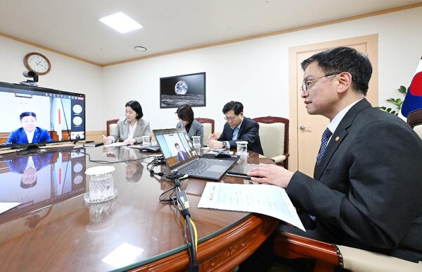 최상목 부총리가 12일 정부서울청사에서 가토 가쓰노부 일본 재무장관과 화상 면담을 하고 있다. (사진제공=기획재정부)