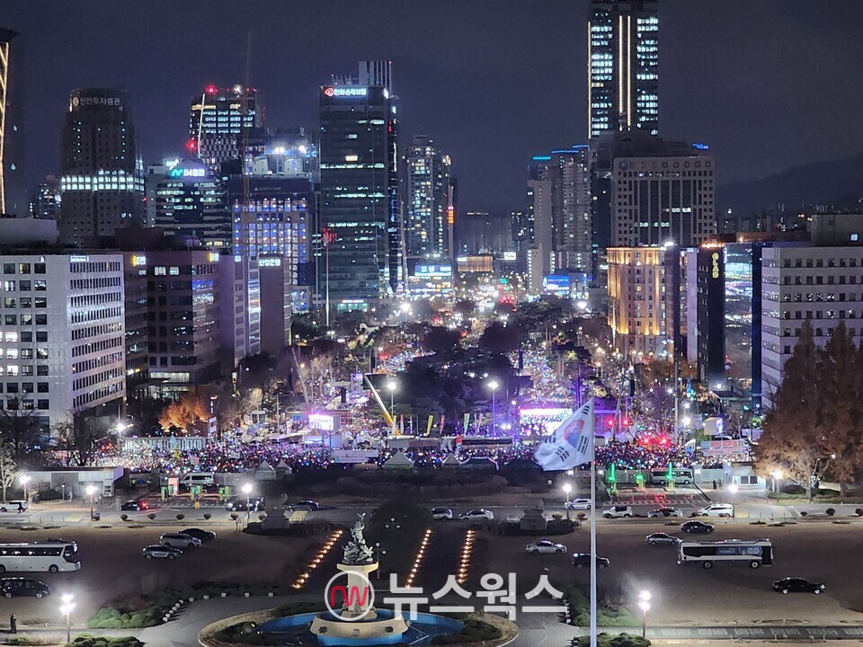 지난 7일 국회 앞에서 열린 윤석열 대통령 탄핵소추안 가결 촉구 집회에 참여한 시민들이 저녁까지 시위를 계속하고 있다. (사진=박광하 기자)