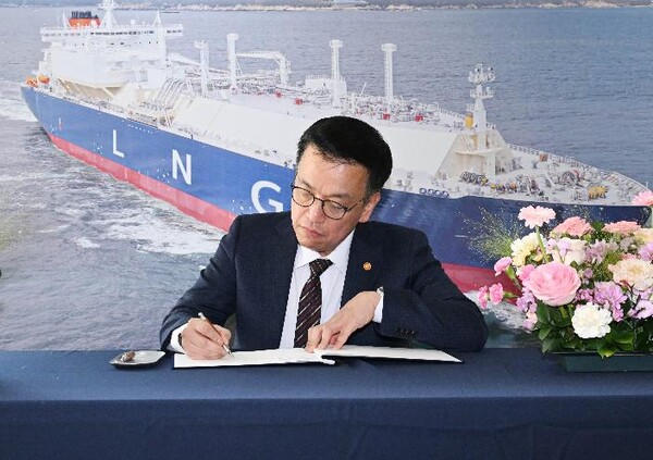 최상목 부총리가 지난 11일 경기 시흥시 소재 한화오션 R&D센터에서 열린 '산업경쟁력강화 관계장관회의' 시작에 앞서 방명록을 작성하고 있다. (사진제공=기획재정부)