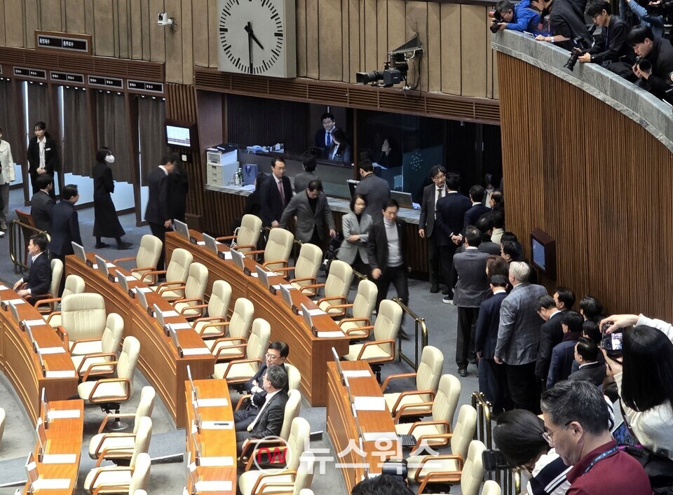 14일 오후 국회 여야 의원들이 윤석열 대통령 탄핵소추안 투표를 실시하고 있다. (사진=원성훈 기자)
