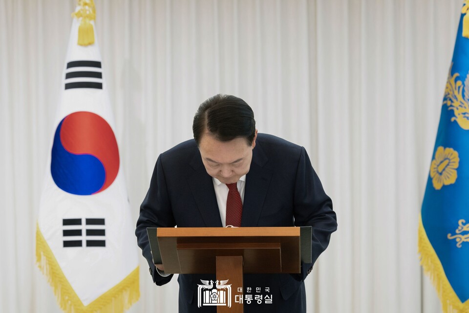 윤석열 대통령이 14일 대통령 탄핵소추안이 국회에서 가결된 뒤 한남동 관저에서 대국민 담화 '국민께 드리는 말씀'을 하고 있다. (출처=대통령실 홈페이지)