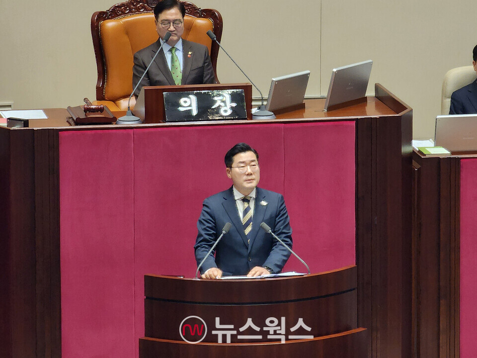 박찬대 더불어민주당 원내대표가 14일 국회 본회의장에서 윤석열 대통령 탄핵소추안 제안 이유를 말하고 있다. (사진=박광하 기자)