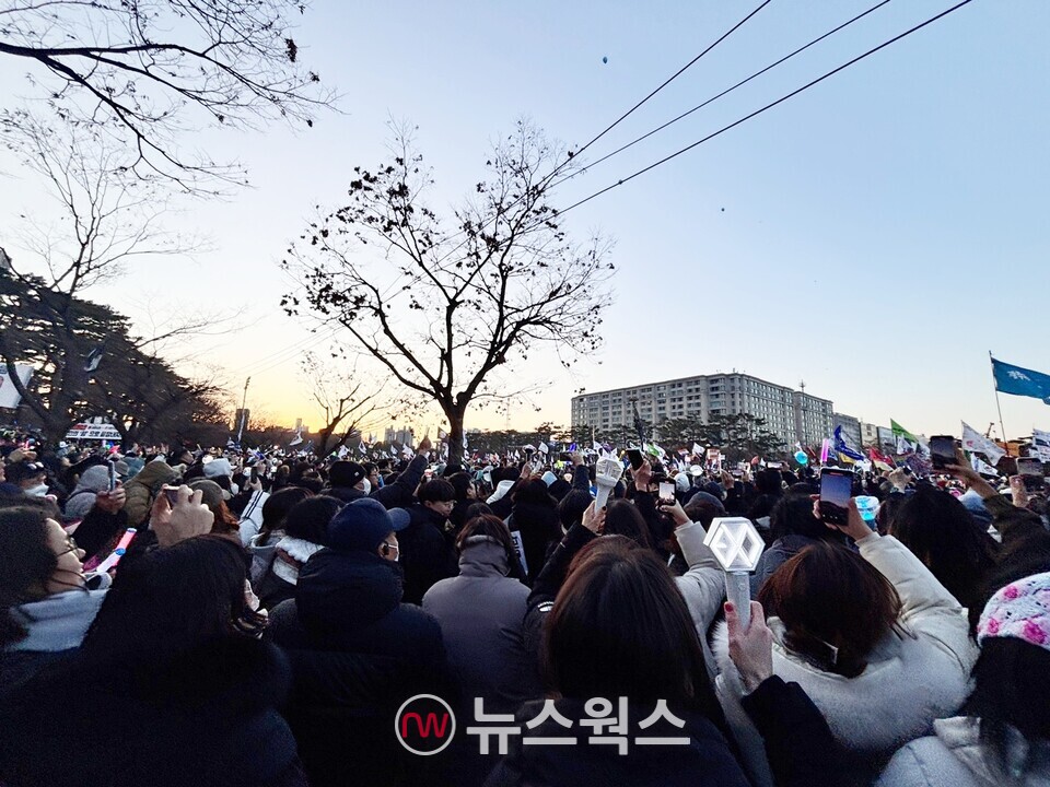 12일 윤석열 대통령의 탄핵소추안이 국회에서 가결된 직후, 여의도 국회 앞에 모여 있던 국민들이 환호를 보내고 있다. (사진=허운연 기자)