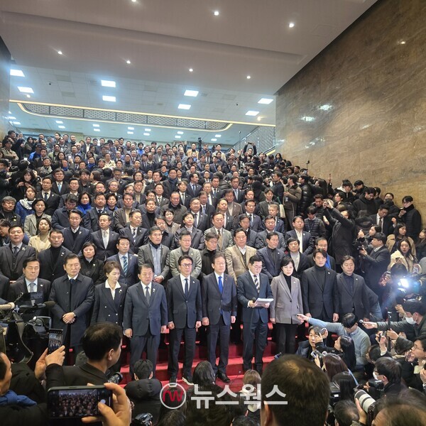 더불어민주당 의원들이 탄핵소추안 가결 뒤 국회 로텐더홀에서 기자회견을 하고 있다. (사진=원성훈 기자)