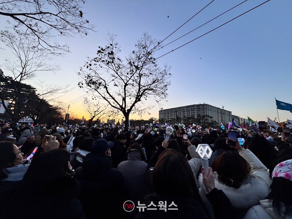14일 여의도 국회 앞에 모인 시민들은 '윤석열 대통령 탄핵안'이 가결되자 환호성을 질렀다. (사진=허운연 기자)