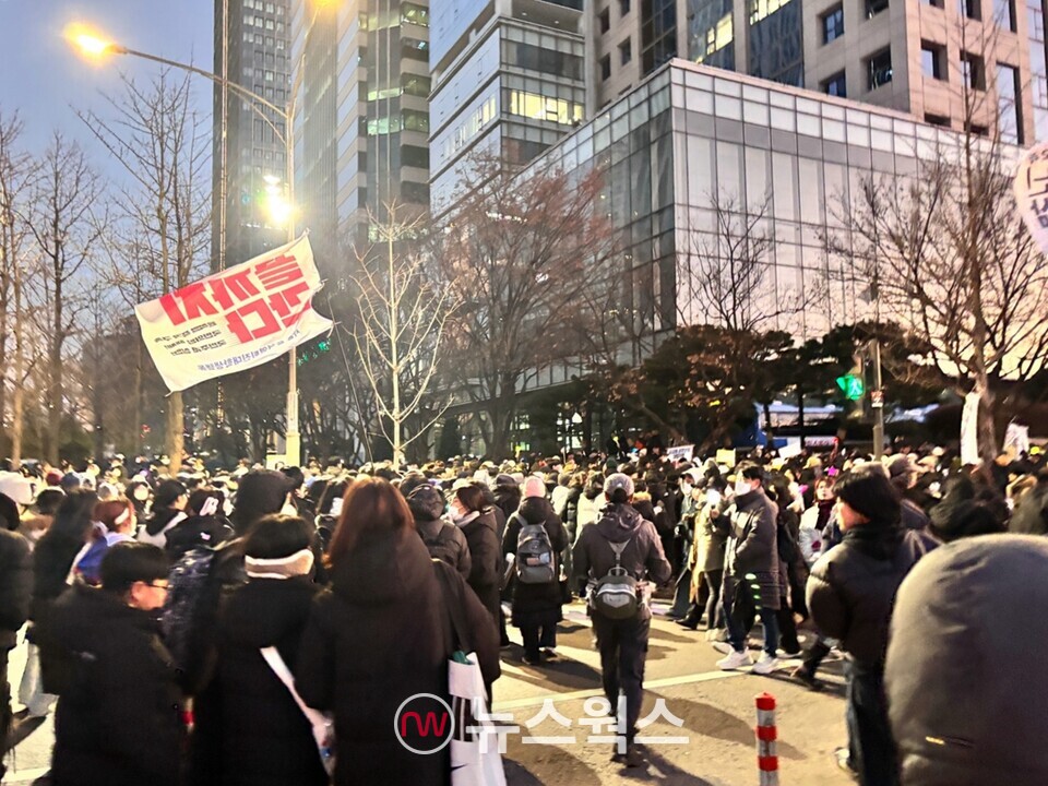 14일 국회에서 '윤석열 대통령 탄핵안'이 가결된 후 시민들이 집회를 마치고 돌아가고 있다. (사진=허운연 기자)
