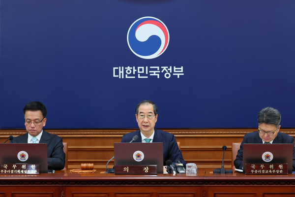 한덕수(가운데) 국무총리가 지난 5일 정부서울청사에서 국무회의를 주재하고 있다. (사진제공=국무조정실)