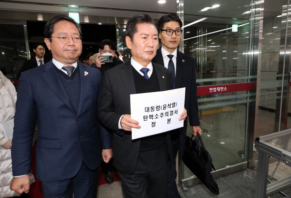 윤석열 대통령 탄핵소추안이 국회에서 가결된 14일 정청래 국회 법제사법위원장이 탄핵소추의결서 정본을 접수하기 위해 서울 종로구 헌법재판소에 들어서고 있다.  (사진=뉴스1)