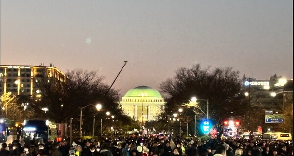 대통령 탄핵안이 가결된 14일 저녁 국회의사당이 밝게 빛나고 있다. (사진=허운연 기자)