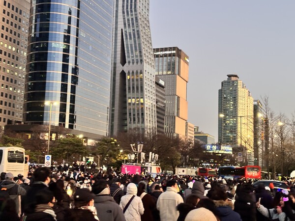 14일 여의도에 모인 시민들이 윤석열 대통령 탄핵소추안 가결 소식을 확인한 뒤 귀가하고 있다. (사진=허운연 기자)