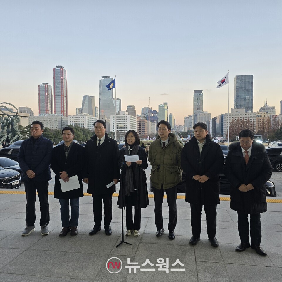 허은아(왼쪽 네 번째) 개혁신당 대표를 비롯한 개혁신당 지도부가 14일 국회 본청 앞 계단에서 '윤 대통령 탄핵'에 대해 입장을 밝히고 있다. (사진=원성훈 기자)