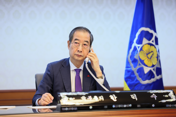 한덕수 대통령 권한대행 국무총리가 지난 15일 정부서울청사 집무실에서 조 바이든 미국 대통령과 전화 통화를 하고 있다. (사진제공=국무조정실)