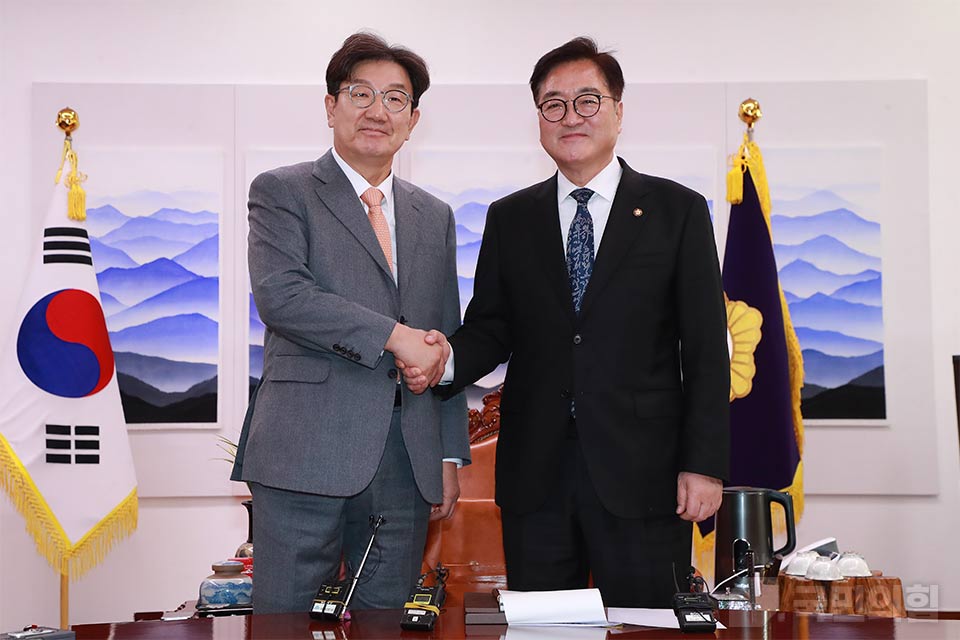 권성동 국민의힘 원내대표가 지난 13일 서울 여의도 국회 국회의장실을 찾아 우원식 국회의장을 예방하고 있다. (출처=국민의힘 홈페이지)