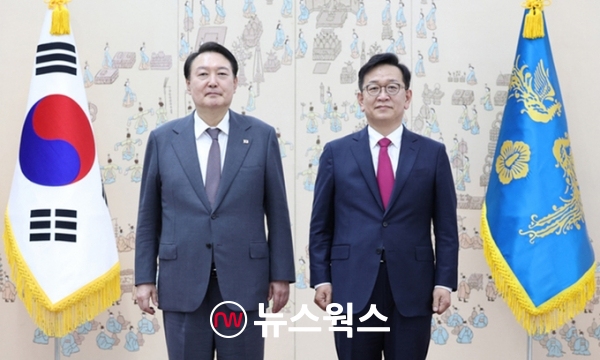 윤석열 대통령이 지난 2022년 10월 서울 용산 대통령실 청사에서 석동현(오른쪽) 민주평화통일자문회의 사무처장에게 임명장을 수여한 후 기념촬영을 하고 있다. (사진제공=대통령실)