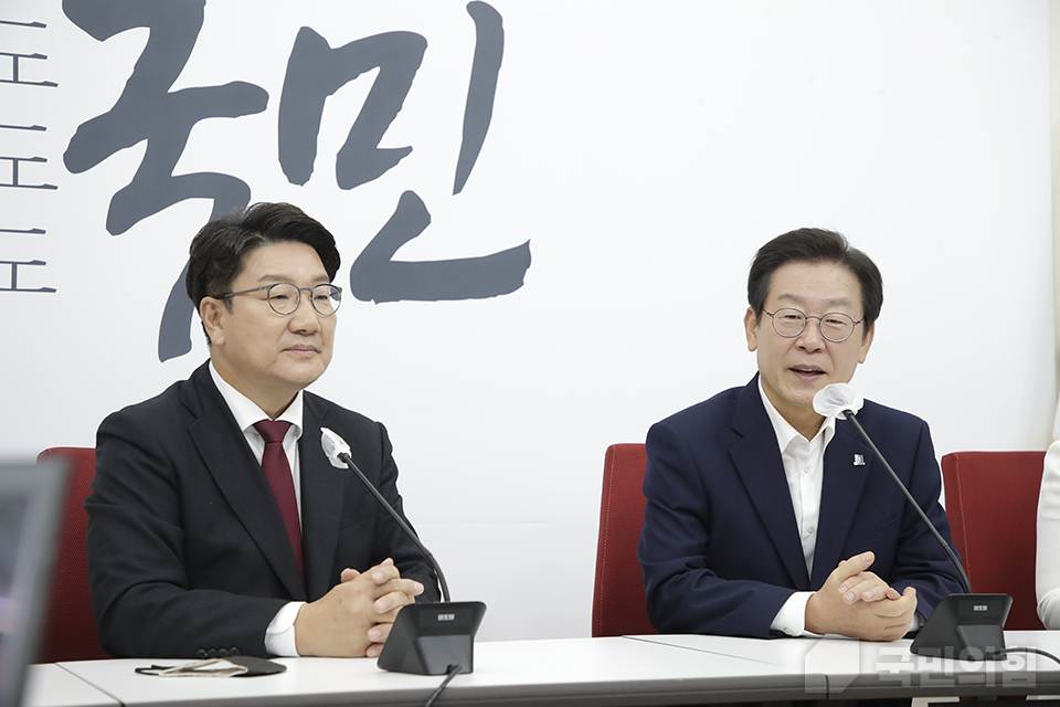 지난 2022년 8월 권성동 당시 원내대표와 이재명 민주당 대표가 국회에서 만나 담화를 나누고 있다. (사진제공=국민의힘)