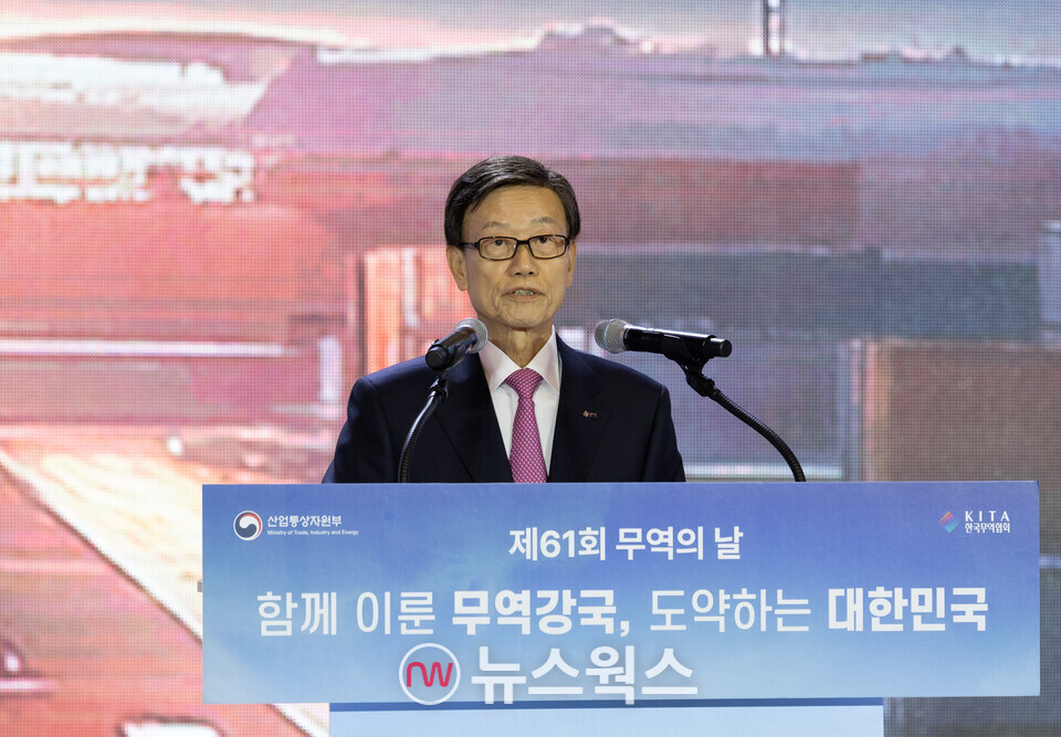 5일 서울 강남구 삼성동 코엑스에서 개최된 '제61회 무역의 날 기념식'에서 윤진식 한국무역협회 회장이 개회사를 하고 있다. (사진제공=무협)