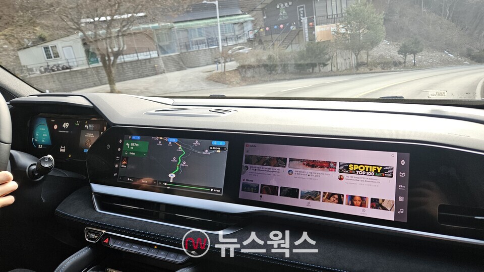 '그랑 콜레오스'의 운전석 클러스터부터 동승석까지 이어지는 세 개의 12.3형 디스플레이 구성된 '오픈알(openR) 파노라마 스크린'. (사진=정현준 기자)