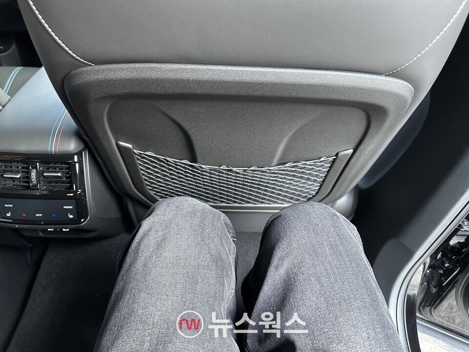 '그랑 콜레오스'의 2열에 앉아보니 180cm 성인이 타도 다리와 머리 공간도 여유가 느껴졌다. (사진=정현준 기자)