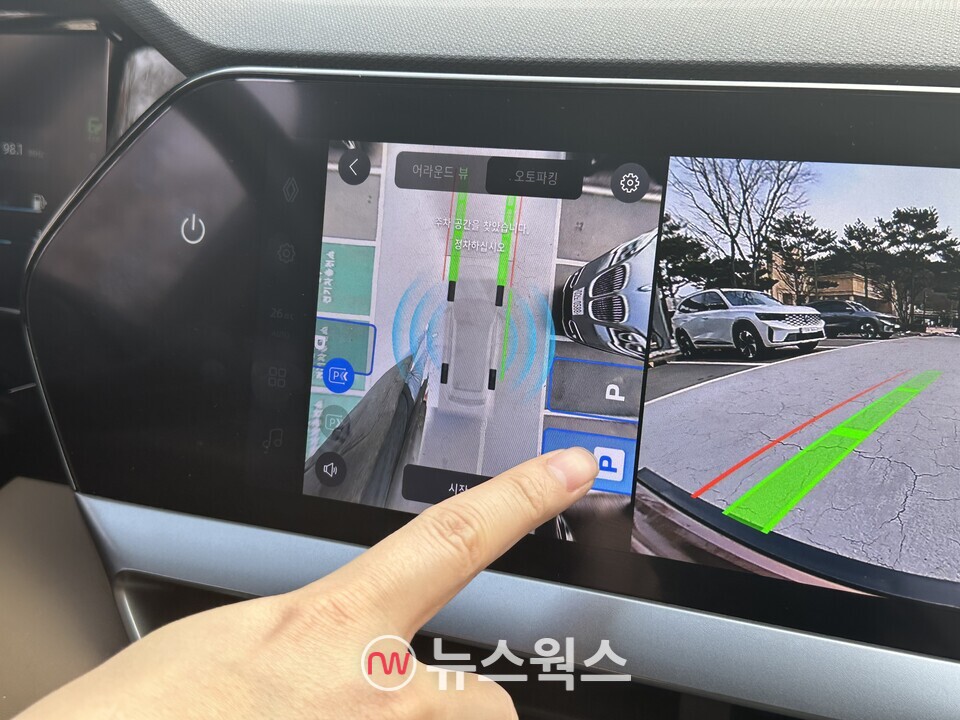 '그랑 콜레오스'의 오토파킹 기능을 이용해 주차하고 있다. (사진=정현준 기자)