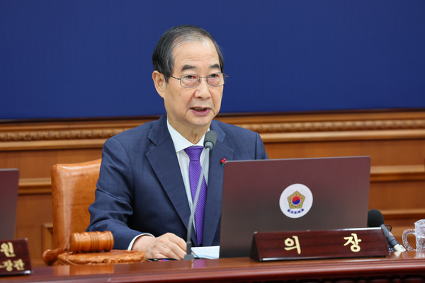한덕수 대통령 권한대행 국무총리가 17일정부서울청사에서 열린 국무회의를 주재하고 있다. (사진제공=국무조정실)