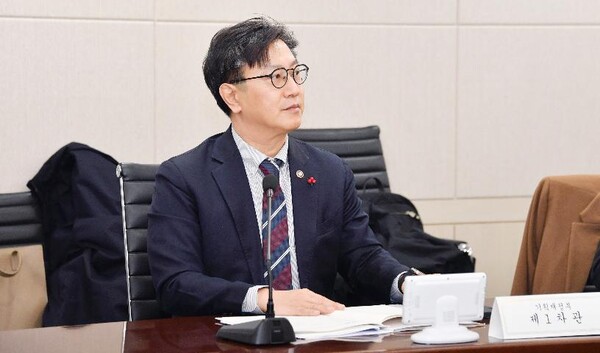 김범석 기획재정부 차관이 지난 18일 한국재정정보원에서 열린 '제5차 보세판매장 제도운영위원회'를 주재하고 있다. (사진제공=기획재정부)