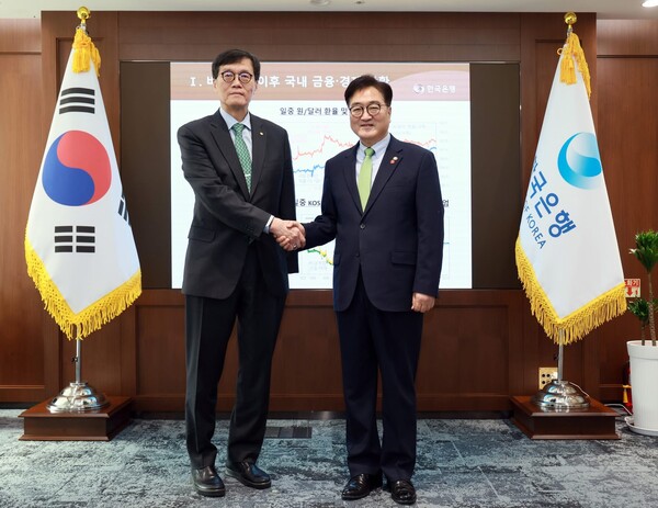 우원식 국회의장(오른쪽)과 이창용 한은 총재가 19일 한은 본관에서 만나 기념사진을 촬영하고 있다. (출처=우원식 의장 페이스북)