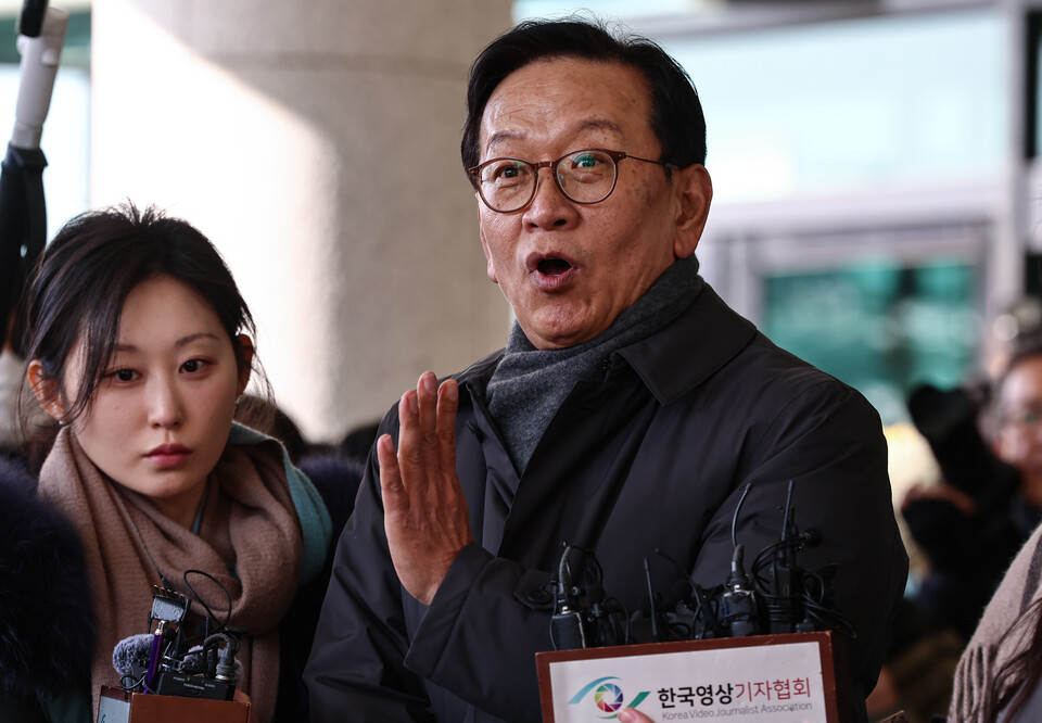 윤 대통령 측 변호인단 구성에 참여하는 석동현 변호사가 19일 서울 서초구 서울고등검찰청 앞에서 취재진 질문에 답하고 있다. (사진=뉴스1)