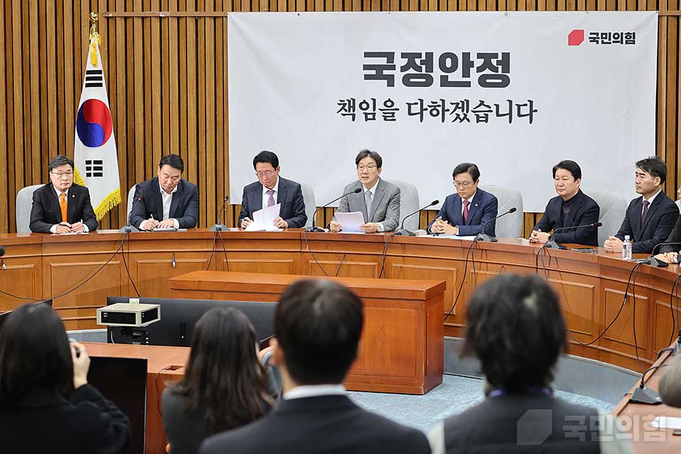 권성동(왼쪽 네 번째) 국민의힘 원내대표가 19일 국회에서 열린 '원내대책회의'에서 발언하고 있다. (사진제공=국민의힘)