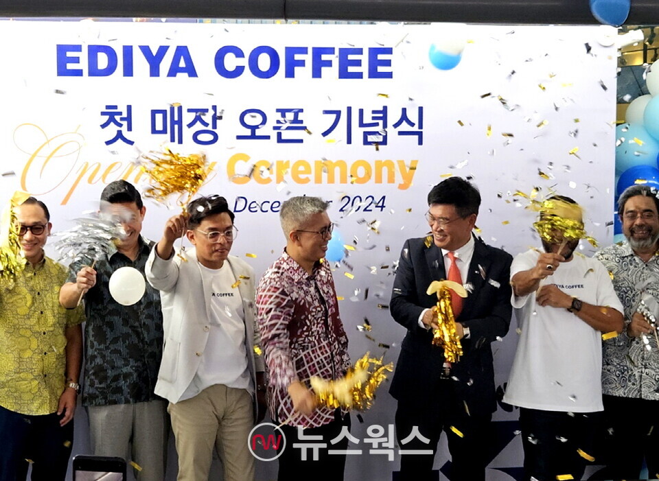 19일 말레이시아 엘미나 지역에서 열린 이디야커피 말레이시아 1호 매장 오픈 기념식에서 문창기 이디야커피 회장을 비롯한 현지 관계자들이 세레머니를 하고 있다. (사진제공=이디야커피)