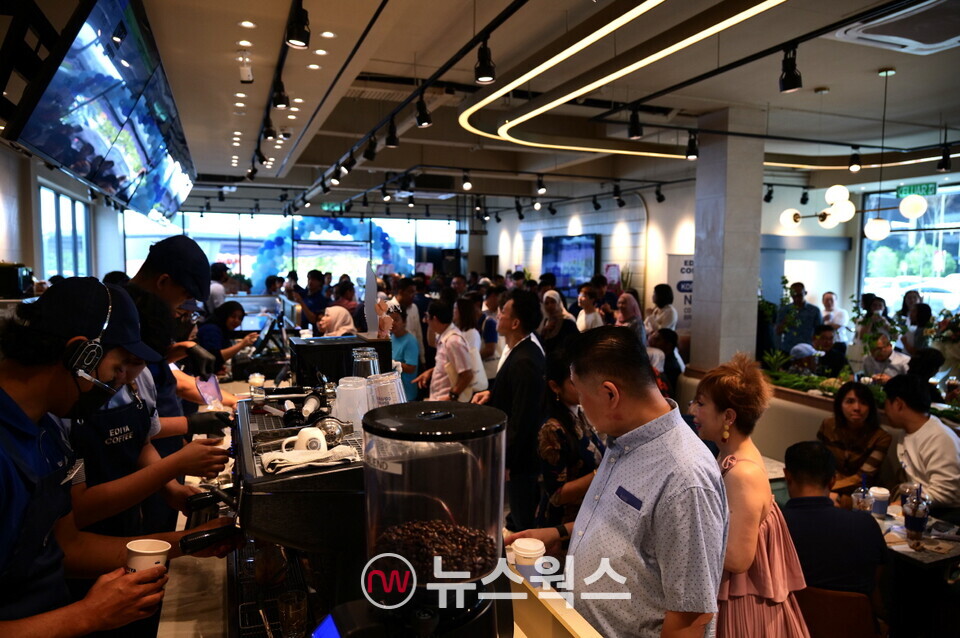 이디야커피 말레이시아 1호 매장에서 고객들이 메뉴를 주문하고 있다. (사진제공=이디야커피)