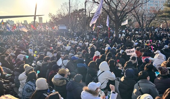 지난 14일 여의도에서 열린 대통령 탄핵 집회에 참여한 시민들이 K-팝 가수들의 응원봉을 흔들고 있다. (사진=허운연 기자)