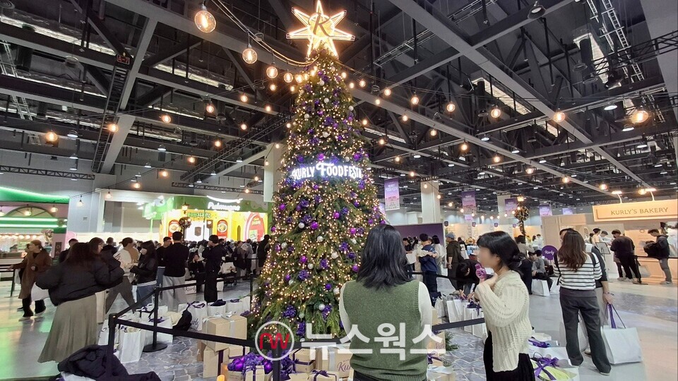 코엑스 마곡에서 개최된 '컬리푸드페스타'에 마련된 5m 높이의 크리스마스트리. (사진=강석호 기자)
