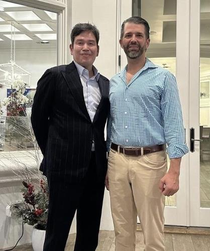 정용진 신세계그룹 회장이 트럼프 미국 대통령 당선인의 장남인 트럼프 주니어와 기념 촬영을 했다.(사진=정용진 회장 인스타그램)