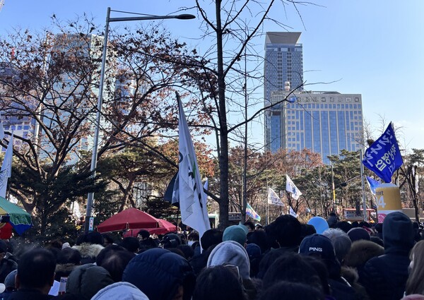 지난 14일 대통령 탄핵소추안 가결을 요구하는 시민들이 여의도공원으로 움직이고 있다. (사진=허운연 기자)