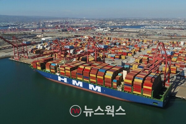 HMM 컨테이너선이 미국 LA 롱비치항에서 하역 작업을 하고 있다. (사진제공=HMM)