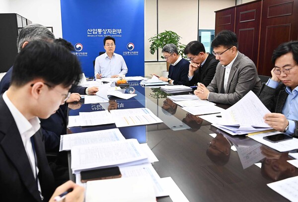 박성택 산업통상자원부 1차관이 지난 20일 정부서울청사 회의실에서 '제12차 수출동향 점검회의'를 주재하고 있다. (사진제공=산업통상자원부)