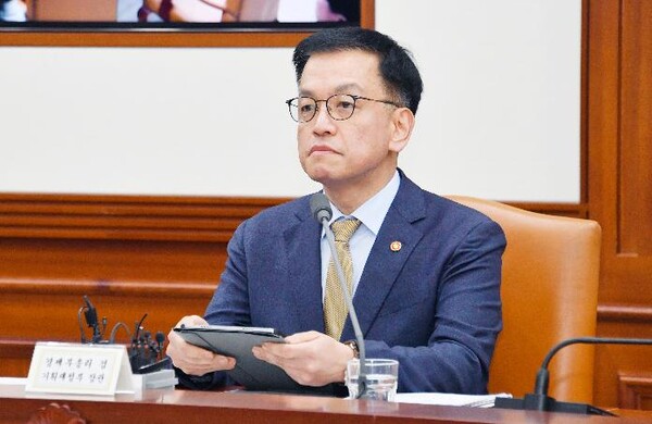 최상목 부총리가 23일 정부서울청사에서 열린 '경제관계장관회의 겸 산업경쟁력강화 관계장관회의'를 주재하고 있다. (사진제공=기획재정부)