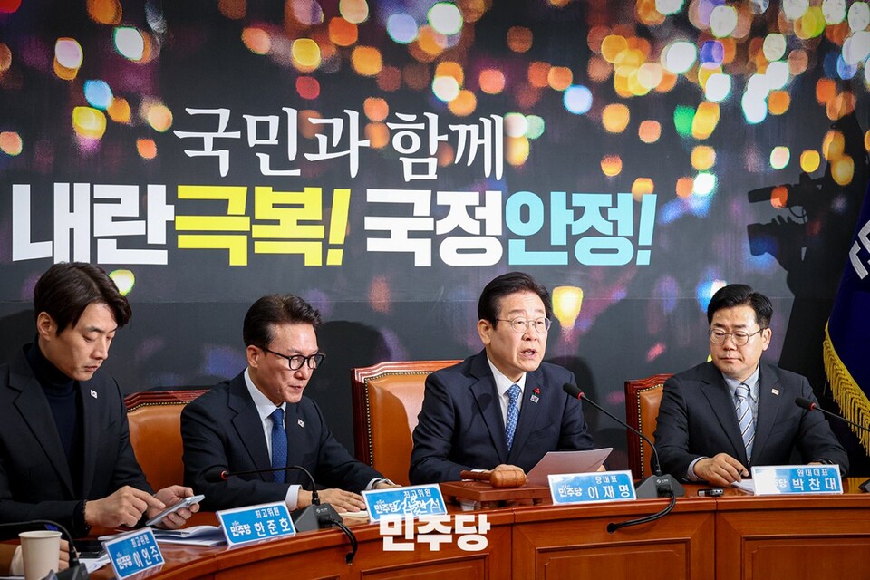 이재명(왼쪽에서 세 번째) 민주당 대표가 지난 20일 국회에서 열린 최고위원회의에서 발언하고 있다. (사진제공=민주당)